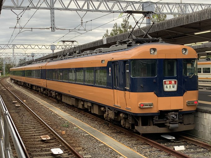 でもどんなに車両が古くても手入れが行き届いてるから全然揺れないし照明カバーも黄ばんでないし空調もカビ臭くないのは流石近鉄特急だよね
三年前に乗り納めた当時最古参のこれも40年選手とは思えない程静かだったし

ドア入ってすぐ洗面所とかいう謎空間があったりしたけど 