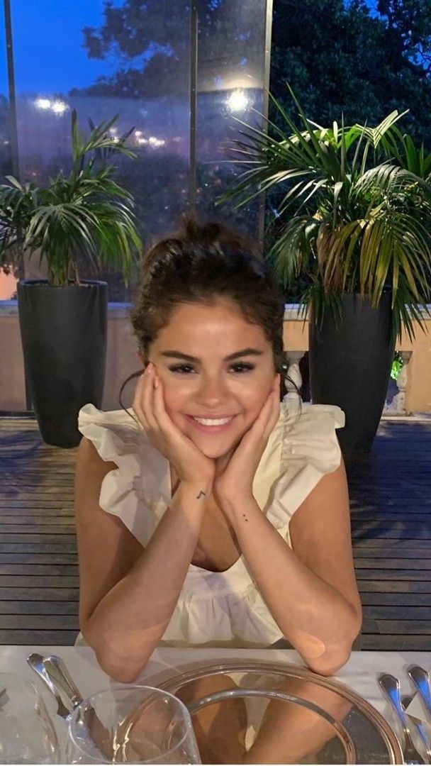 M4RCIOICY's tweet photo. "Ah, mas ela não sabe que tu existe" eu não me importo pois só eu sei o quanto essa mulher me acalma com uma música ou qualquer outra coisa, ela tinha 17 anos quando soube quem era ela, mas eu realmente passei a ser Selenator em 2010. #Happy31Selena i love u queen 💜✨ https://t.co/U6hxOkL8bx