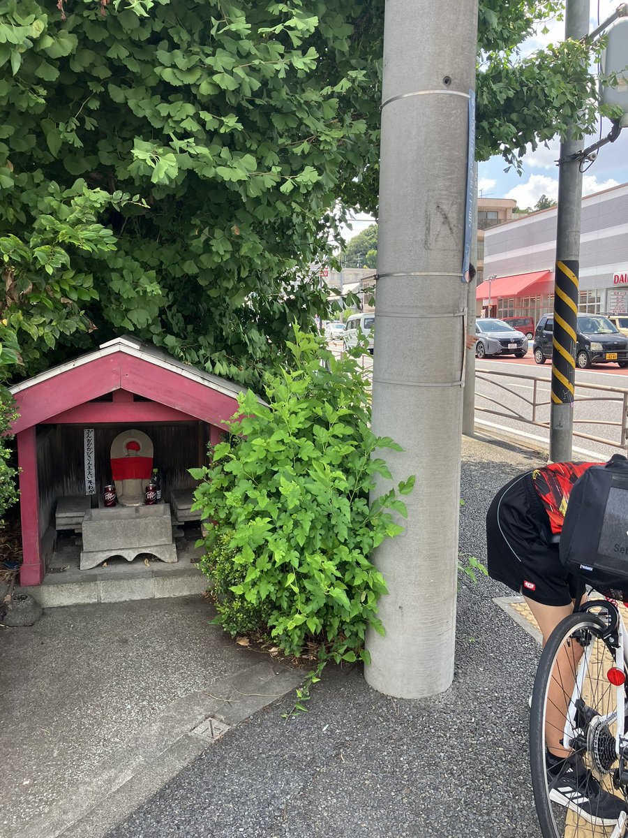 暑いからお地蔵さんもドクターペッパー飲んでる