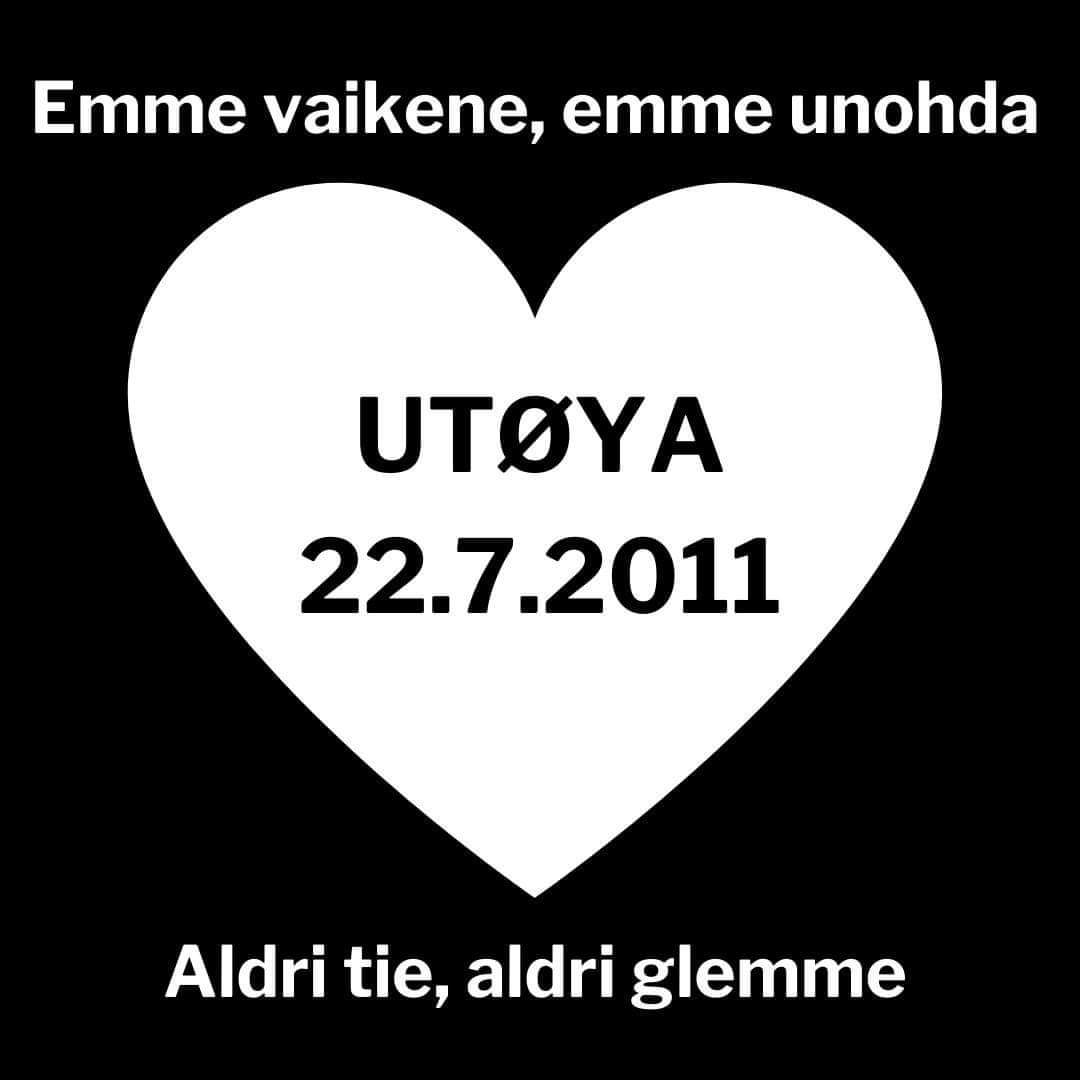 Iskun taustalta löytyi Anders Breivikin kirjoittama 1 500 sivuinen  manifesti, jossa korostui vasemmistolaisuuden ja maahanmuuton vastaisuus.
Suomalaisista poliitikoista Breivik mainitsee manifestissaan Jussi Halla-ahon. Breivik  siteeraa suoraan Halla-ahoa ihailevaan sävyyn.