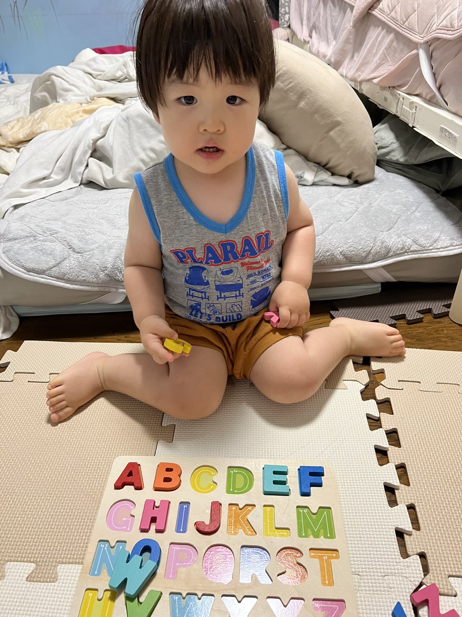 kimotto310's tweet photo. とにかく今はアルファベットに夢中🔠

朝からABCDって言い出しアルファベットのパズルを触って動画をねだったり、パズルを何度も繰り返しています。
最後までできた時の嬉しそうな顔がたまりません☺️

いつの間にか小文字も結構読めるようになっていてびっくり！
#2歳
#おうち英語
#バイリンガル育児 https://t.co/MPKqCDFdR0