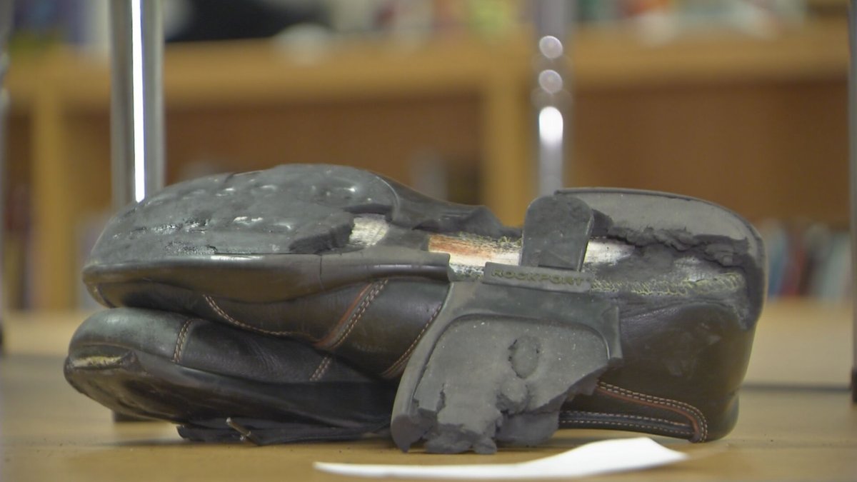 Chandler school librarian’s shoes melt while helping kids cross the street
bit.ly/3Q8z2qG