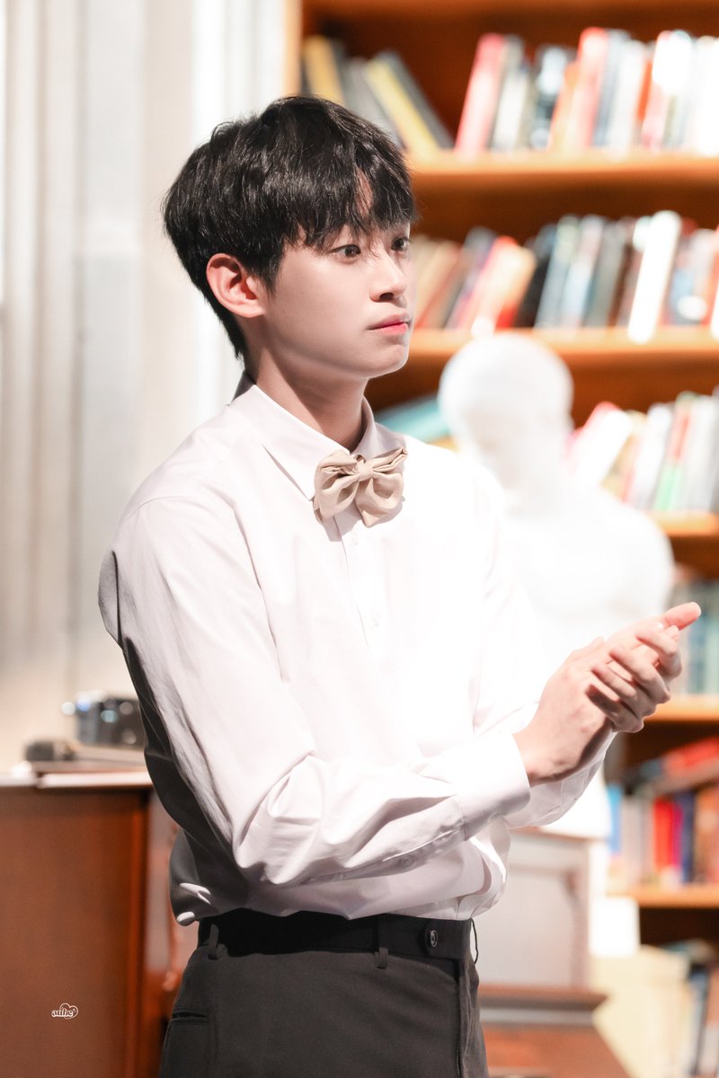 _aube00's tweet photo. 230718 밤
연극 #히스토리보이즈 셰필드 마을 잔치 2부 커튼콜

MC | #정지우 배우님 https://t.co/eicznPTUZr