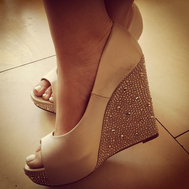 throwbacksofag's tweet image. ariana grande via instagram post 11 years ago today with "My Ladureé inspired dress for tonight! Thank you so much @kenleycollins! I love you a lot #macaroons #paris ☺ &amp;amp; Lip gloss #Tarte #teenchoice 😍 &amp;amp; Alexa's shoes for tonight @lexie1225 :O &amp;amp; Friendship &amp;gt;&amp;gt;&amp;gt;&amp;gt;"(22nd july 2012)