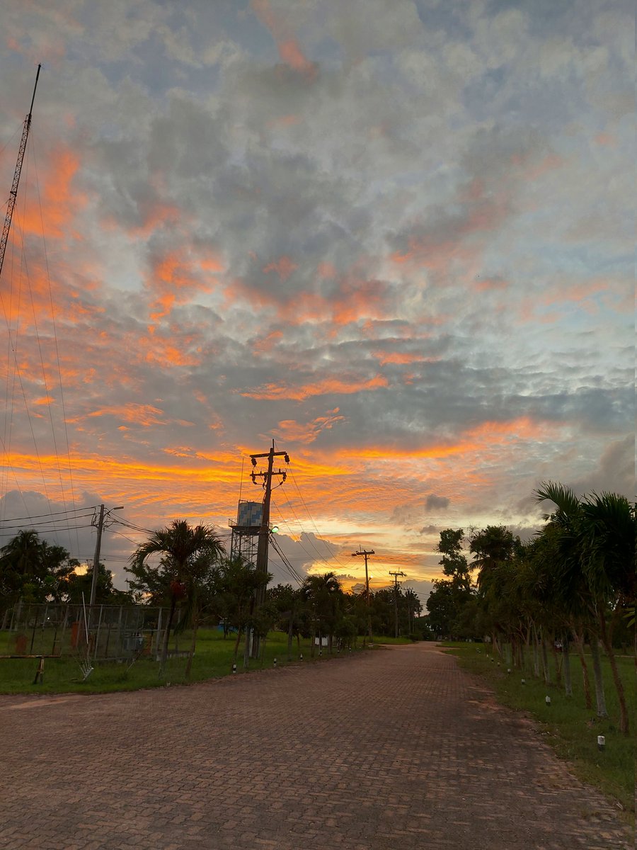 Salom_'s tweet photo. @convomfs Samsung A71 dgn tema sunrise dan sunset. Ga pake filter dan ga pake edit 😁 https://t.co/6nQdI2WZdJ