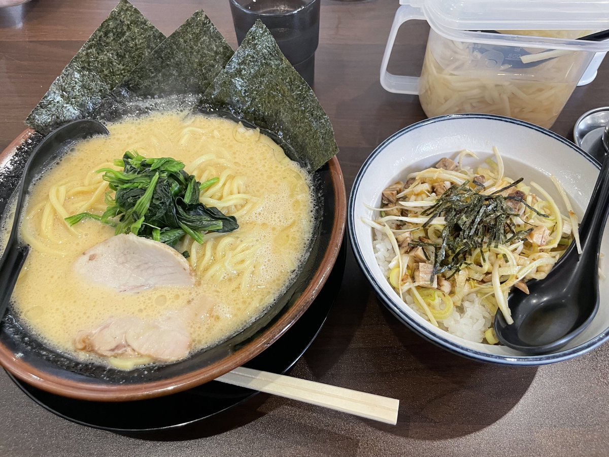 smartof27's tweet photo. 龍馬家のラーメンとネギチャ丼が
大変美味でした🍜😋
 #スマオブラーメン部 https://t.co/ct5Fqzwi0K