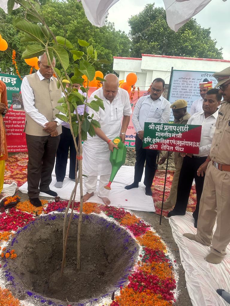 DmAmethi's tweet photo. आज मा. मंत्री कृषि, कृषि शिक्षा एवं कृषि अनुसंधान विभाग उ0प्र0, श्री सूर्य प्रताप शाही जी ने कृषि विज्ञान केंद्र कठौरा जगदीशपुर में पौधरोपण कर वृहद वृक्षारोपण महाअभियान-2023 का शुभारंभ किया एवं जन सामान्य से अधिक से अधिक पौधरोपण करने की अपील किया। https://t.co/PAvDc8xtrp