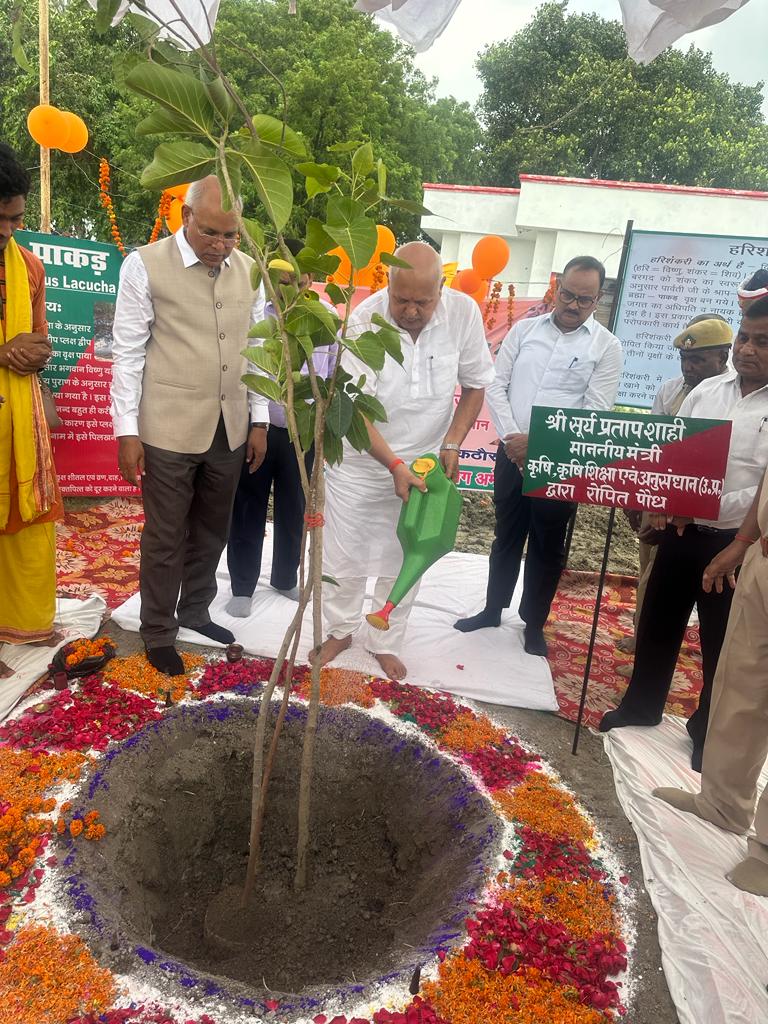 DmAmethi's tweet photo. आज मा. मंत्री कृषि, कृषि शिक्षा एवं कृषि अनुसंधान विभाग उ0प्र0, श्री सूर्य प्रताप शाही जी ने कृषि विज्ञान केंद्र कठौरा जगदीशपुर में पौधरोपण कर वृहद वृक्षारोपण महाअभियान-2023 का शुभारंभ किया एवं जन सामान्य से अधिक से अधिक पौधरोपण करने की अपील किया। https://t.co/PAvDc8xtrp
