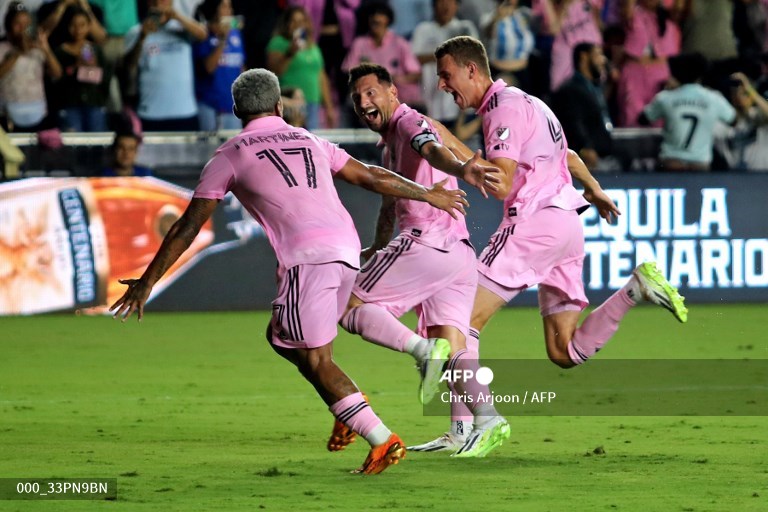 AFPespanol's tweet photo. La espera mereció la pena. En el estreno de Lionel Messi, el Inter Miami venció 2-1 al Cruz Azul mexicano, en la jornada inaugural de la #LeaguesCup, con un mágico gol de la estrella argentina por una falta en el descuento

#AFPdeportes ⚽
@Chandanphoto
@evamarieu
Chris Arjoon https://t.co/DasIc3HkIY