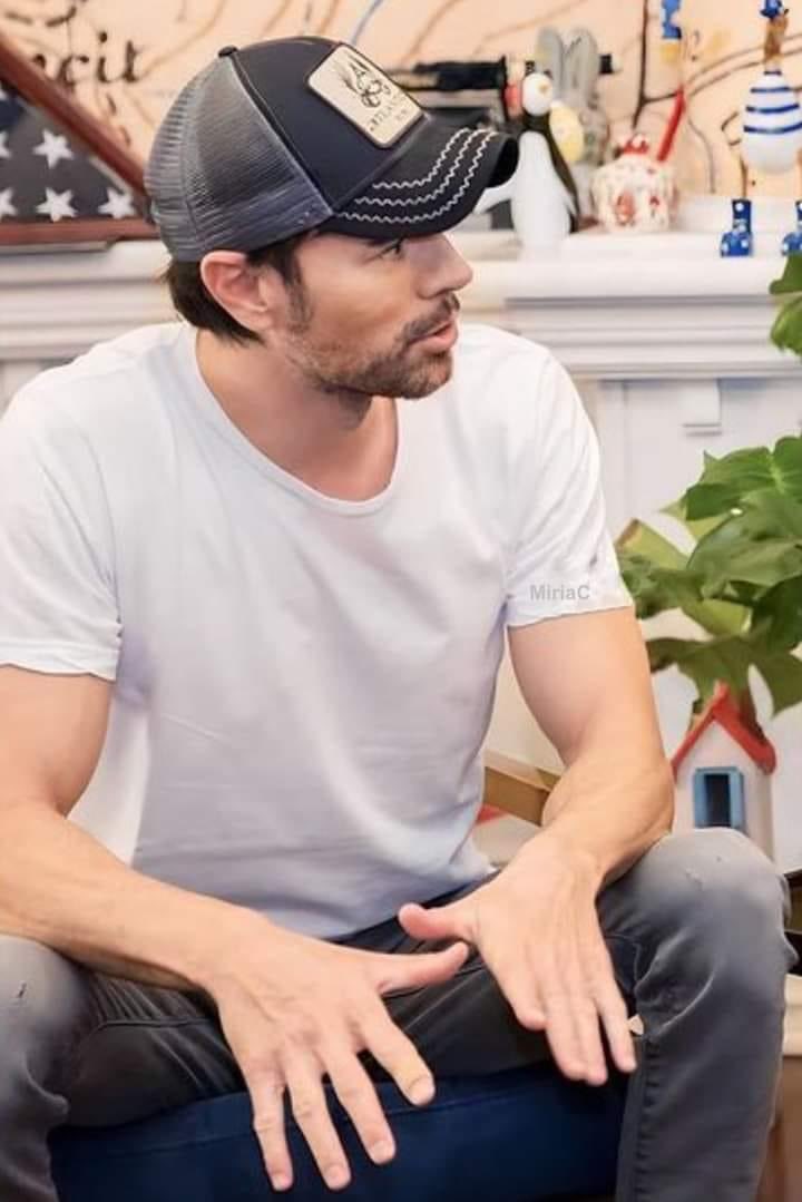 Feliz Finde 🥰

- - - 
#enriqueiglesias #eifan #weekend #findesemana #Enrique #CLUBEIMEXICO #IrvingCEIM