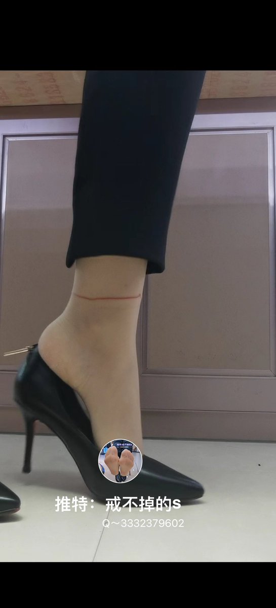 #柜姐丝袜
 
昨天取专柜拿袜子，正好一柜姐下班脱了袜子放鞋里，趁着没人注意拿着工作鞋和袜子去了卫生间，一顿释放，射后也没有擦，直接放回去了，今天柜姐上班问了咋回事，解释后也还继续穿着，还让她录了视频给我看看，今天就穿着带精液的丝袜和鞋工作吧。

此柜姐丝袜不出，仅供自己玩 https://t.co/fy0mXYo0HE