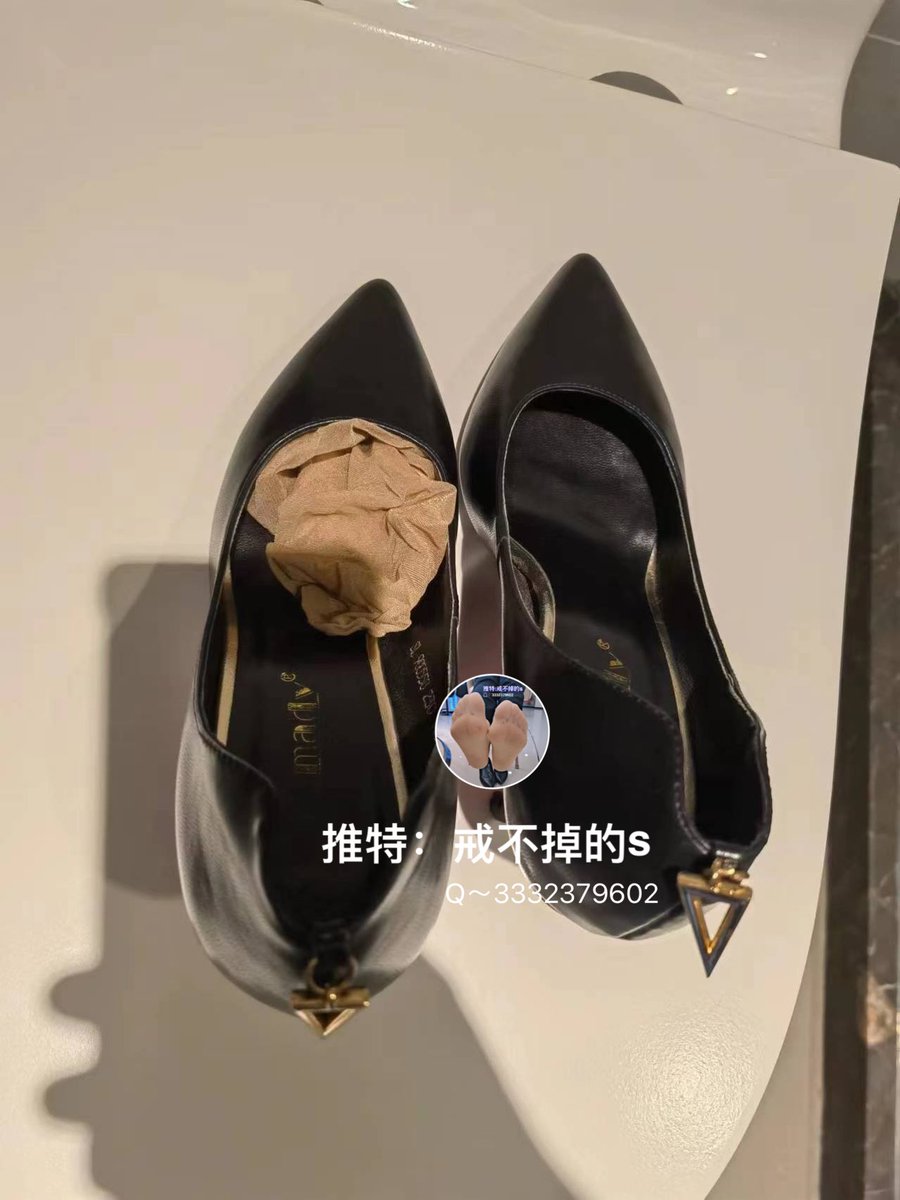 #柜姐丝袜
 
昨天取专柜拿袜子，正好一柜姐下班脱了袜子放鞋里，趁着没人注意拿着工作鞋和袜子去了卫生间，一顿释放，射后也没有擦，直接放回去了，今天柜姐上班问了咋回事，解释后也还继续穿着，还让她录了视频给我看看，今天就穿着带精液的丝袜和鞋工作吧。

此柜姐丝袜不出，仅供自己玩 https://t.co/fy0mXYo0HE