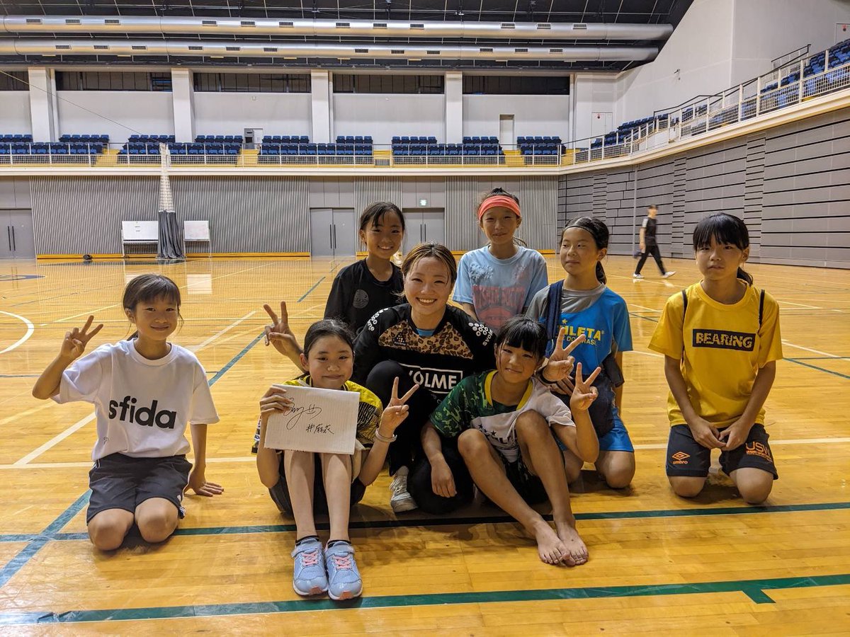 seishin_sss's tweet photo. プリティOG＋プリティ高学年活動報告！
7月の毎週金曜日プリティOGと高学年メンバーは青山学院にてフットサル練習会に参加させていただきました!
麻衣コーチ初め指導、運営頂いた関係者の方々、貴重な経験をありがとうございました⚽️
麻衣コーチ、今度は清新プリティの試合にも応援しに来てください！ https://t.co/FMNngVF87W