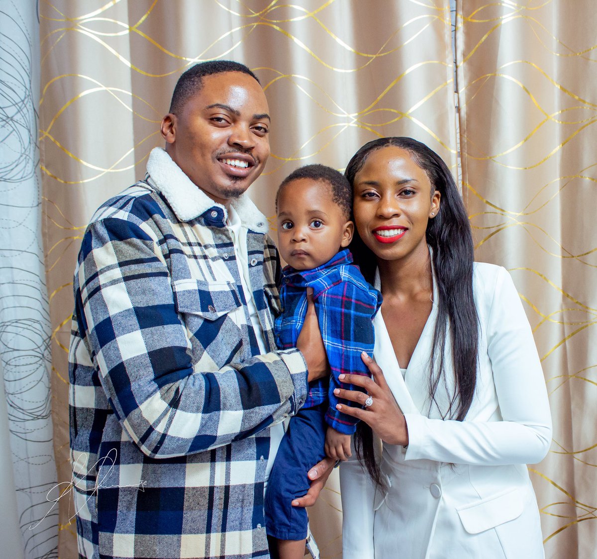 Book Yourself a photo Session 📸

☎️260 973582471
📩Muzwenjesproduction@gmail.com