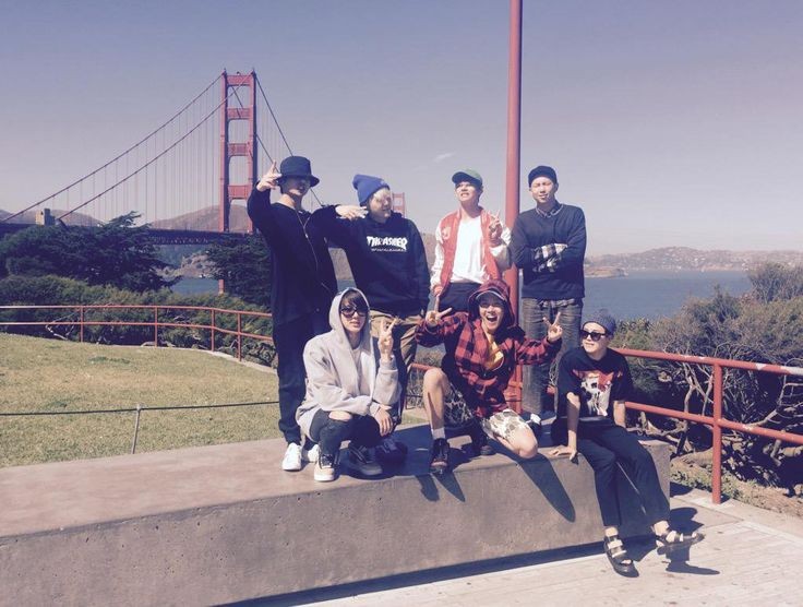 bukowskiliv's tweet photo. "Éramos muito ferozes, e, portanto, teimosos até dizer chega. E eu amo que nesse grupo não importa quantas vezes seu coração seja partido, nós amamos o palco ainda mais. "  — Kim Taehyung no livro: #BeyondTheStory10YearRecordofBTS https://t.co/Ngt1Lz930h