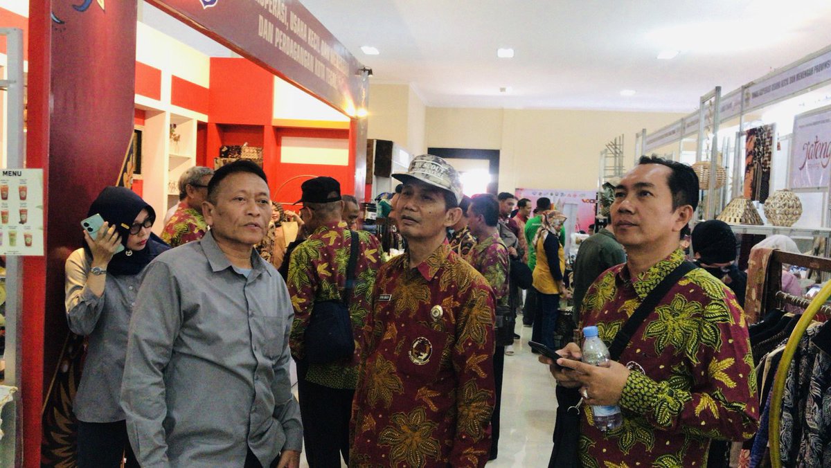 Ketua Bidang Ketahanan Pangan Maritim, Industri dan Perdagangan DEKOPINDA Kota Tegal berkesempatan menghadiri dan kunjungan Koperasi Jateng Expo 2023 di Gedung Serba Guna Alun-alun Bung Karno Kab. Semarang. <a href="/depkop/">Kementerian Koperasi</a> <a href="/ganjarpranowo/">Ganjar Pranowo</a> <a href="/PemkotTegal/">Prokompim Setda Kota Tegal</a> <a href="/dkpjateng/">DKP Prov Jateng</a>