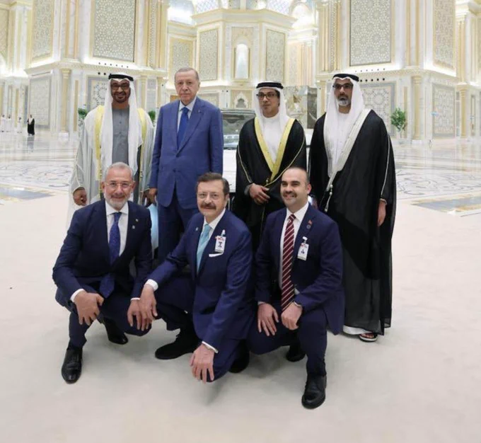 Bu fotoğraftan rahatsız oldum, 
bakanların diz çökmesi ve böyle resim vermesi nedir?