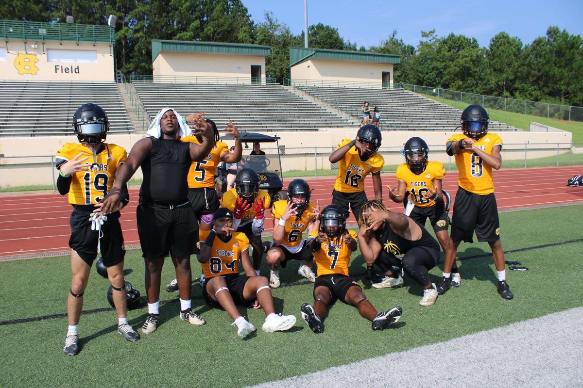 I have a great feeling about this season 💛🖤 @MatayeY @TyontezD @Timhudson_4 @ThaOnlyRan @Real_Holbrook @LeviWatson_6 @Ross76694610