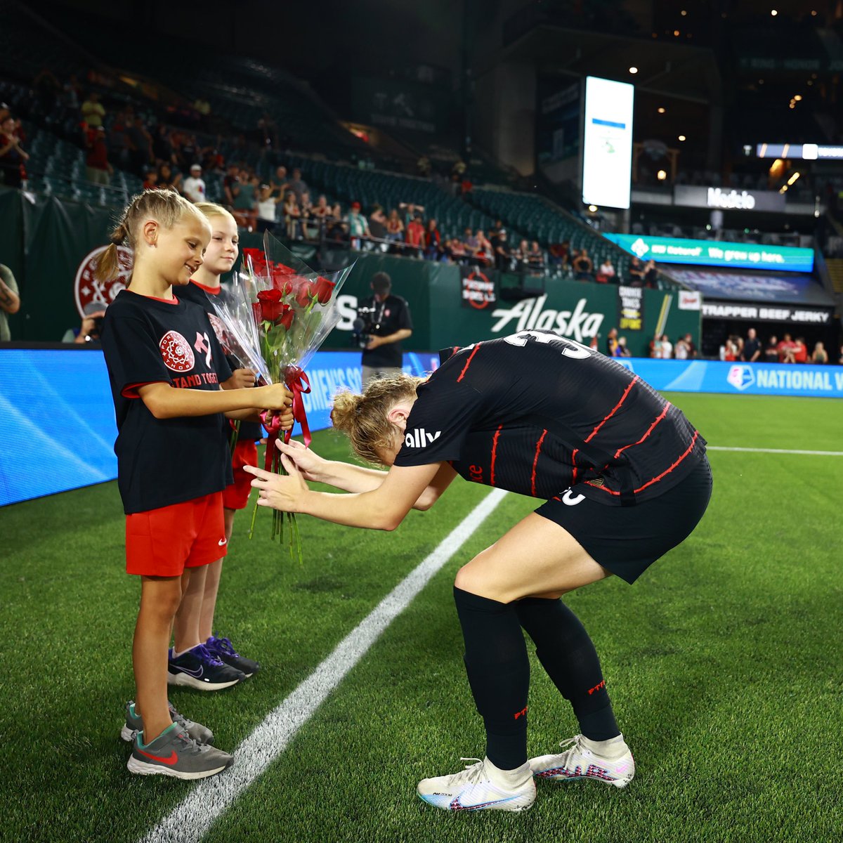 ThornsFC's tweet photo. You’ve earned those flowers 🌹 

Congrats on your first career brace @hcbetfort! 👏 https://t.co/HFfZFclApd