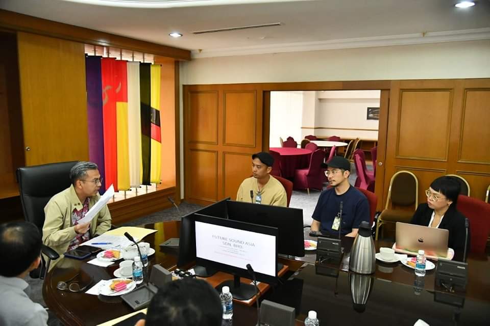 fahmi_fadzil's tweet photo. Saya telah memanggil penganjur Festival Good Vibes 2023 iaitu Future Sound Asia, susulan aksi dan kenyataan sangat biadab yang dipamerkan oleh artis dari UK "The 1975" di Sepang malam tadi. https://t.co/0X0xjnAmVJ