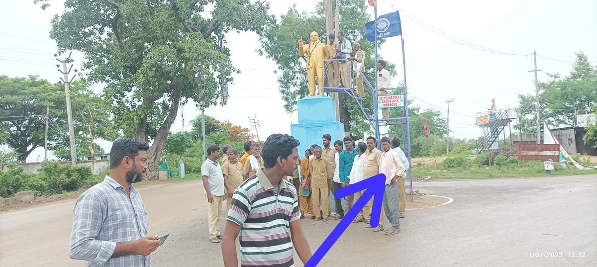RSPraveenSwaero's tweet photo. కనీస వేతనాల కోసం పోరాటం చేస్తూ సమ్మెలోనే ప్రాణాలొదిలిన ముధోల్ గ్రామ పారిశుద్ధ్య కార్మిక సోదరుడు, గణేశ్ వాగ్మారే గారికి బహుజన్ సమాజ్ పార్టీ నివాళులక్పిస్తున్నది.🙏 ఈ ప్రభుత్వ మొండితనం వల్ల ఇంకా ఎన్ని విలువైన ప్రాణాలు పోవాలో? https://t.co/JQ5HYGy8lu