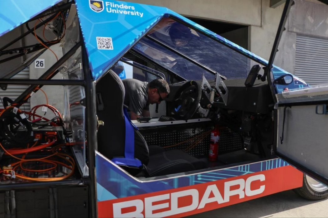 FlindersSolar's tweet image. Soaking up the sun and gathering in some valuable data for our Bridgestone World Solar Challenge effort.

Thank you to the people at The Bend Motorsport Park for allowing us to use their track earlier in the week. It was a great experience for those involved!

#electricracecar