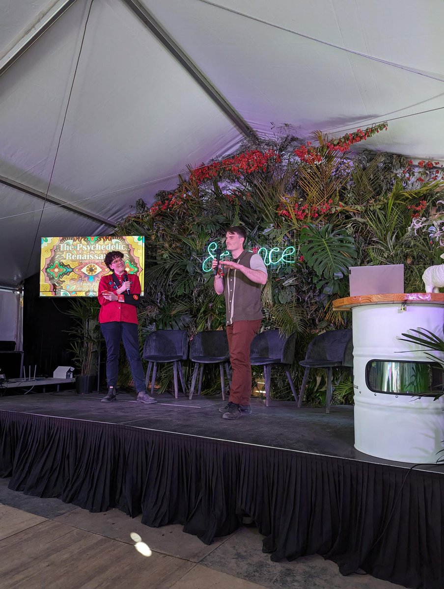 The Matilda Centre’s very own @Jack_MWilson is here at the #ScienceTent at @SITG! Fascinating work explaining how we can use our experience with medicinal cannabis in the implementation of #psilocybin and #MDMA as treatment.  #SITG2023 
📷 @DrStockings