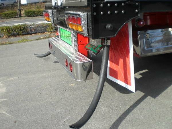 RT @trucknakanohito: 鮮魚を運ぶトラックの後部から出ているホースを