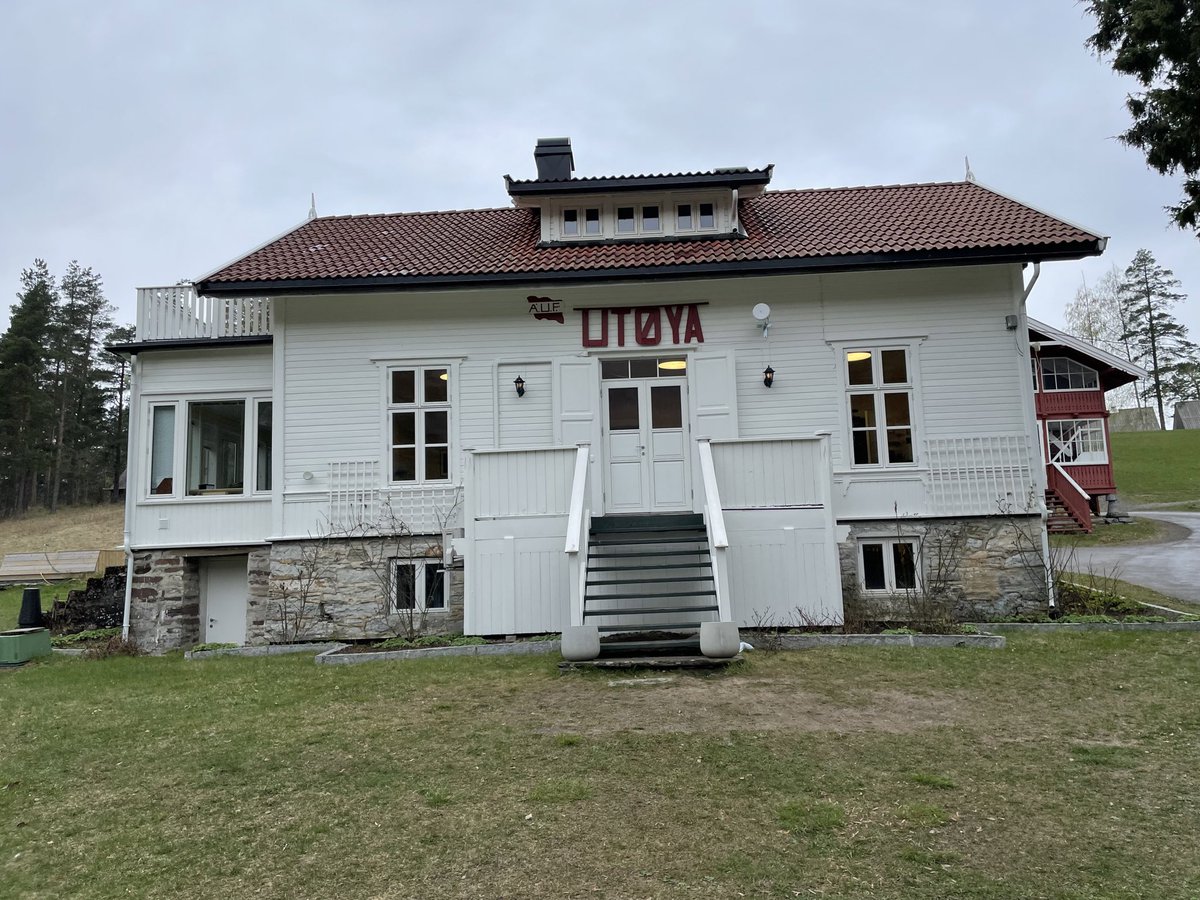 Tänään muistamme nuoria, jotka kuolivat vihaideologian siivittämän joukkomurhan uhrina

On hyvä ymmärtää, minkä kanssa ollaan tekemisissä, kun flirttaillaan vihaan perustuvan ääri-ideologian kanssa

Myös meiltä löytyy toteutettuja joukkomurhia ja nyt tuoreita valmisteluja

#Utøya