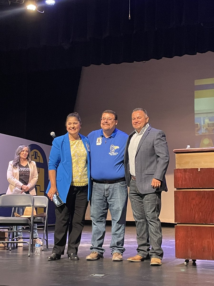 Osiris25829541's tweet photo. It can only happen at SEISD, where we are a Community of Champions! Thank you Thomas Valles for sharing with us and being such an inspiring human being, “Yo si le voy, le voy a SAN ELI!!!🎉🎉🎉 https://t.co/VS2kRJArkf
