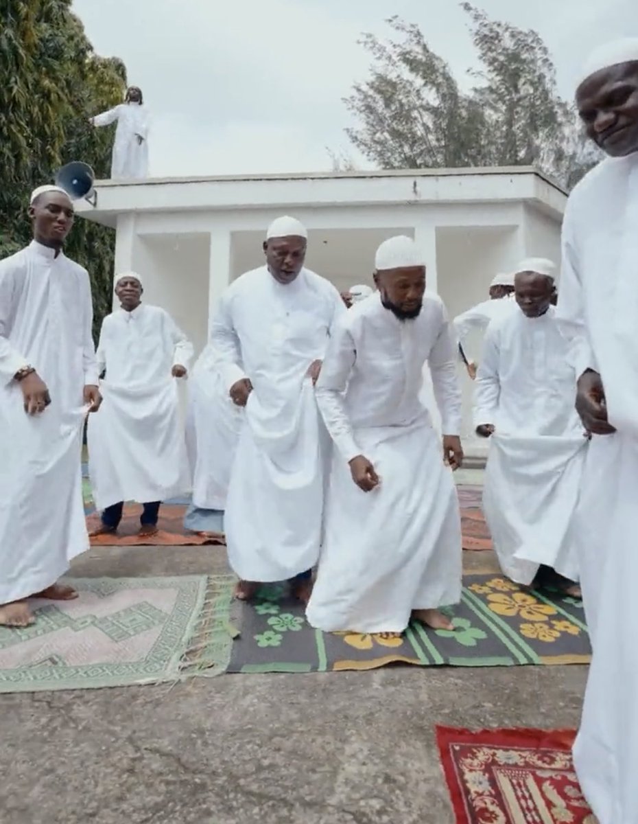 RealAdeshina's tweet photo. Dear @davido, below are the activities done in a mosque👇
*Gather for prayer
*To study arabic
*Lecture/counseling
*Marriage
*Vigil( During ramadan)
*To settle rift between Muslim ummah

What is forbidden in a mosque?
*Dance/Music
*Clubbing
*loud talking.
Please respect our faith https://t.co/uuezsJr5rQ