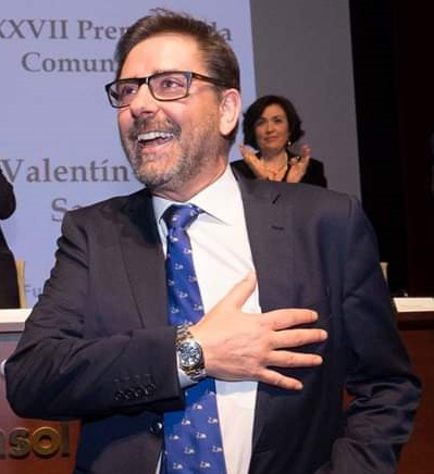 Se inicia la Velá de Santiago y Santa Ana 2023, y necesito acordarme de Valentín García, quien hace justo cinco años, cuando la Velá se declaró Fiesta Mayor de #Sevilla, fue nombrado Hijo Adoptivo de Triana. 

Te echamos de menos.