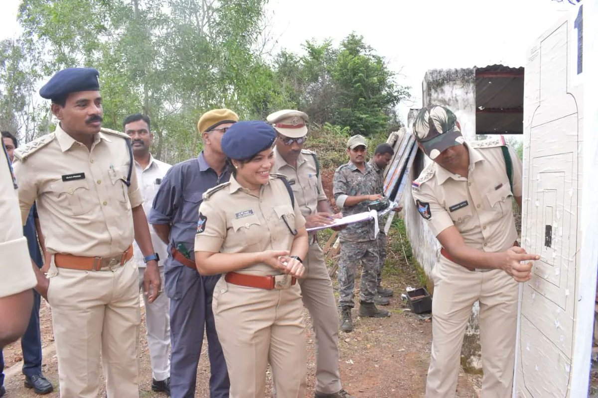 SRIKAKULMPOLICE's tweet photo. ఎచ్చెర్ల పరిధిలోని చిన్నరావుపల్లి ఫైరింగ్ రేంజ్ లో నిర్వహించిన అర్ధ వార్షిక ఫైరింగ్ సాధనలో ఫైరింగ్ సాధన చేసిన జిల్లా ఎస్పీ గారు..
పోలీసు అధికారులు, సిబ్బంది ఆయుధాల పనితీరు, ఫైరింగ్ నైపుణ్యం పెంపొందించుకునేందుకు #Firingpractice నిర్వహిస్తున్నట్లు ఎస్పీ తెలిపారు.
@APPOLICE100 https://t.co/eozpT0TCiE