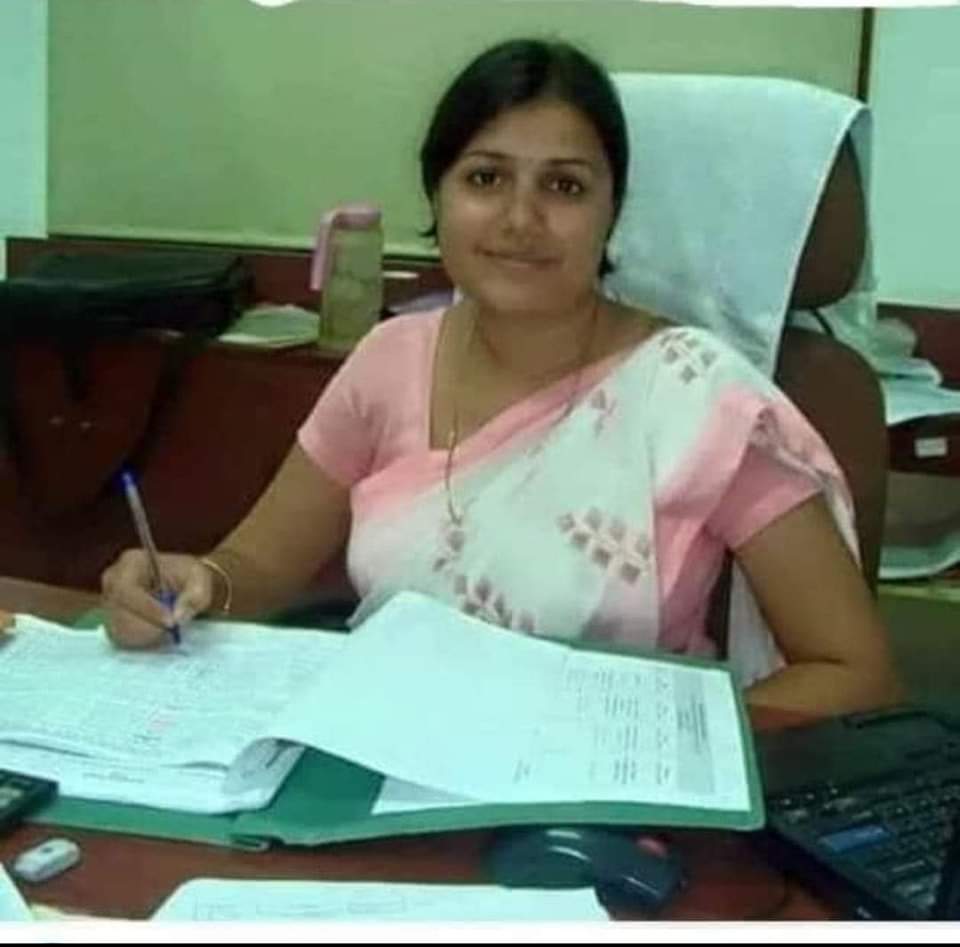 TheBahubali_IND's tweet image. 1990 की घटना. अवश्य पढ़े...🙏

आसम से दो सहेलियाँ रेलवे में भर्ती हेतु गुजरात रवाना हुई. रास्ते में एक स्टेशन पर गाडी बदलकर आगे का सफ़र उन्हें तय करना था लेकिन पहली गाड़ी में कुछ लड़को ने उनसे छेड़-छाड़ की ...

इस वजह से अगली गाड़ी में तो कम से कम सफ़र सुखद हो, यह आशा मन में रखकर…