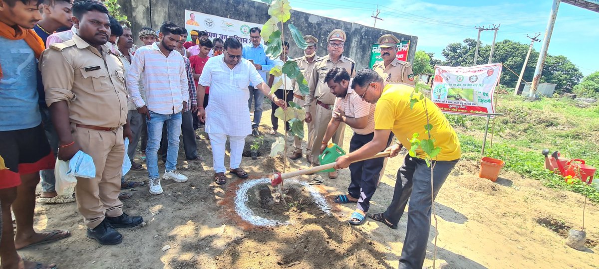 आज पर्यावरण जागरूकता अभियान के अंतर्गत मेरी विधानसभा के तहशील कलीनगर में वन विभाग द्वारा 6000 वृक्ष लगाने का लक्ष्य रखा जिसका वृक्षारोपण कर शुभारंभ किया. इस अवसर पर मण्डल अध्यक्ष शिवम जयसवाल,रिंजर श्याम लाल यादव, कपिल कुमार,रामाधर राजवंश, पर्यवेक्षक सुरजीत कुमार उपस्थित रहे.