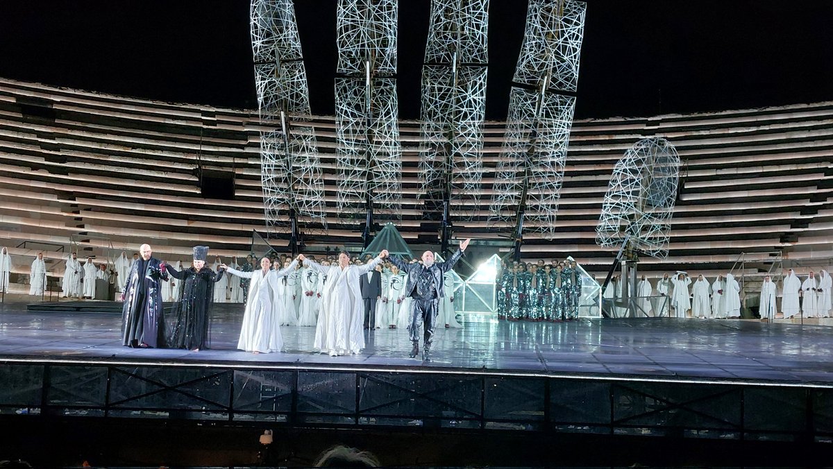 Lengthy thunderstorm break in #aida @arenadiverona last night but absolutely worth staying for. Magnificent performances all round #monicaconesa #olesyapetrova #yonghoonlee. Wish I could see it all over again.