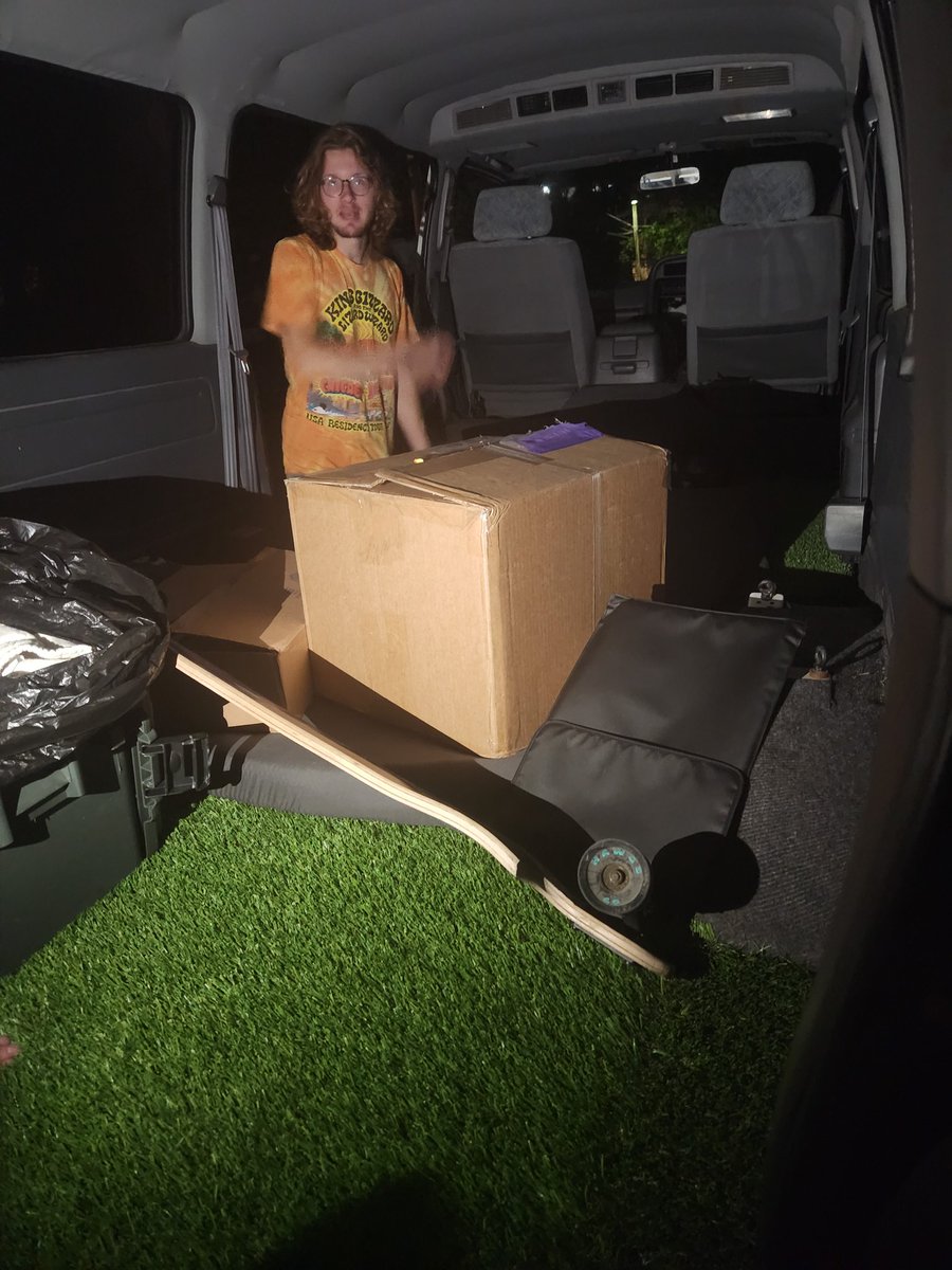 vibin_dot_com's tweet photo. live yarrow concert update: "i sleep here"-y https://t.co/nUaA9VcAqM