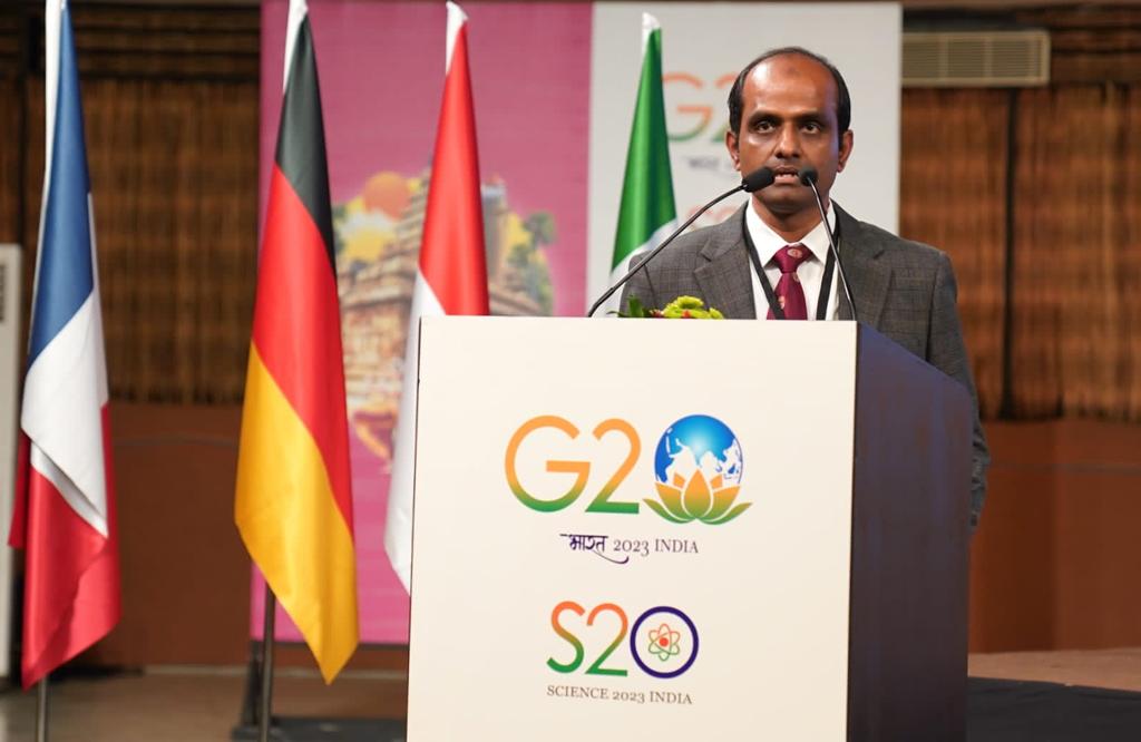S20_India's tweet photo. Dr. Bala Subramaniam, Director, Sadhguru Center for a Conscious Planet, Harvard Medical School, delivered his presentation on behalf of Isha Foundation on the second day of #Science20 Summit Meeting at Coimbatore. 
@g20 @isha https://t.co/XaOnvbg5Y3