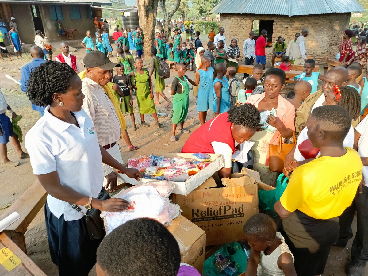 InspireGirls_Ug's tweet photo. Our team leader during the @KaseseUg #MHMDay commemoration was among leaders who committed to #MakingMenstruation a normal #FactofLife by 2030. #PotentialGirlsInspire @CRVPF1 @GNB_Uganda @BBaldeschi @IriseEastAfrica @PatriciaHumura @LillianBagala @fmwangipowell @GivingExchange https://t.co/bd04kIPowG