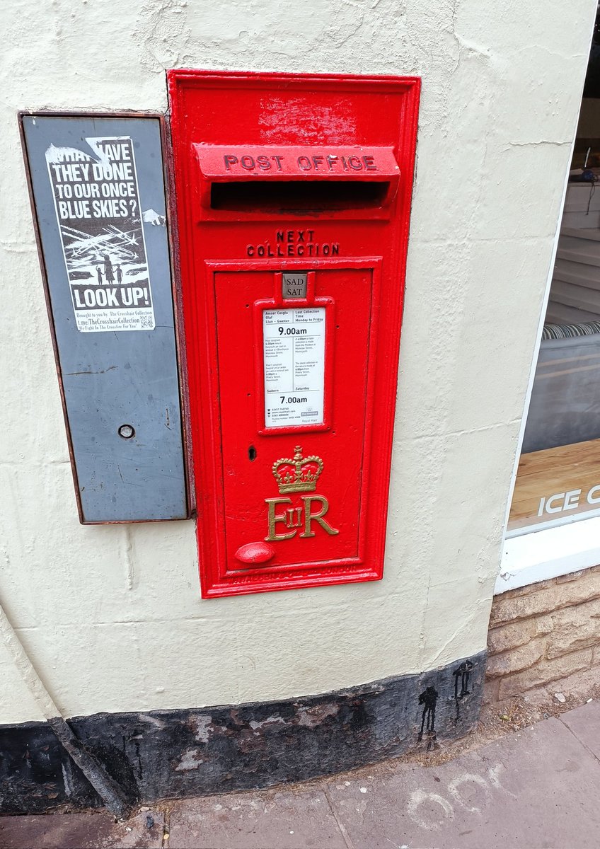 PieceOfThe_Past's tweet photo. Look really closely 👀 No it's not 'Sad' Saturday, it's just a Postbox in Monmouth, Wales and Sad is short for Sadwrn (Saturday in Welsh).
I also love the poster! I'm not sure where our blue skies have gone either ☔ #PostboxSaturday https://t.co/Dfi4inqrkR