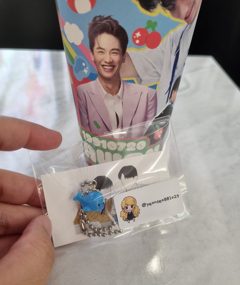 monika_acafan's tweet photo. Today, I went to @Tawan_V bday cafe (again) in Seoul (Cafe2734) *I know, right? 😆😍 I just love him!
Here is today freebies, so cute! 🥹 much appreciated to @Kenta9193 @sarrrossinw @yeonseo881029 @redsunni79
@tayonsummer 
@taytawanfc
#Tawan_V #Taytawan32ndBirthday #떼이_ON_여름 https://t.co/lhT07lwpIE