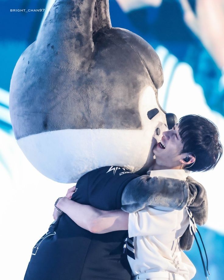 pochaccodream's tweet photo. me metí a pinterest para ver fotos de skz y termine llorando, son tan lindos, el tiempo pasa tan rápido, ayer apenas estábamos en la era de back door https://t.co/zSkWgHqkp3