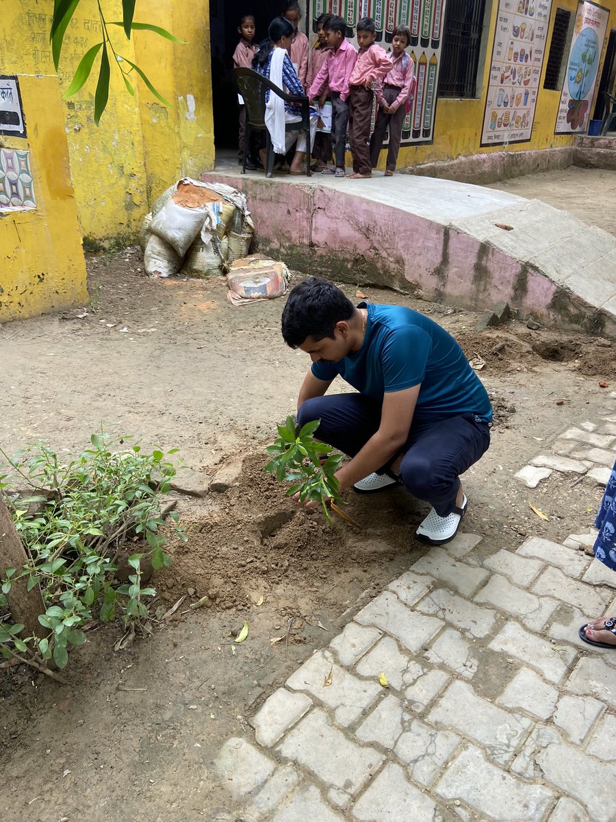 Ch_VikrantSingh's tweet photo. उत्तर प्रदेश शासन द्वारा वर्ष 2023 में निर्धारित वृहद वृक्षारोपण अभियान के क्रम मे वृक्षारोपण किया सरकारी स्कूल में 

"आओ हम सब मिलकर प्रकृति के सौंदर्य को बढ़ाएं" https://t.co/F7wbwKkq14