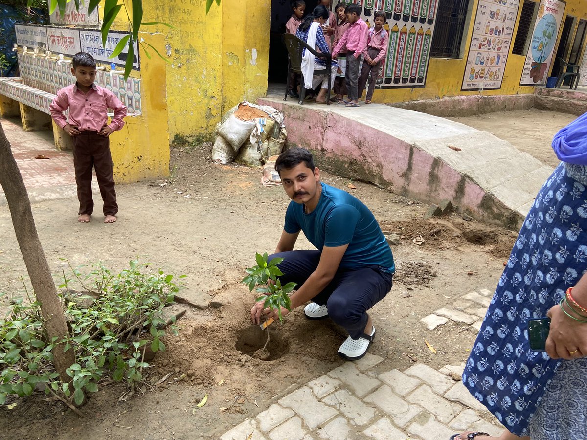Ch_VikrantSingh's tweet photo. उत्तर प्रदेश शासन द्वारा वर्ष 2023 में निर्धारित वृहद वृक्षारोपण अभियान के क्रम मे वृक्षारोपण किया सरकारी स्कूल में 

"आओ हम सब मिलकर प्रकृति के सौंदर्य को बढ़ाएं" https://t.co/F7wbwKkq14