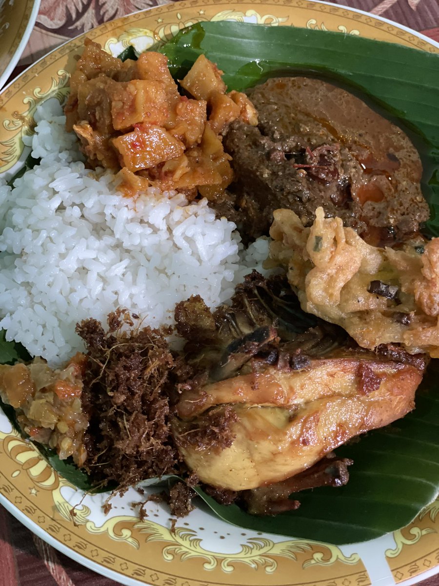 Ariefboediman's tweet photo. Spot prasmanan yg umurnya sudah 100 thn lebih ini masih ruame, sudah generasi ke 3 tapi banyak yang bilang dari segi rasa masih konsisten. Uniknya kt ambil antrian terlebih dahulu sebelum memilih menu, dan prasmanan ini jadi salah satu destinasi wisata sekitar malioboro #kulyog https://t.co/DQRI2zw2L0
