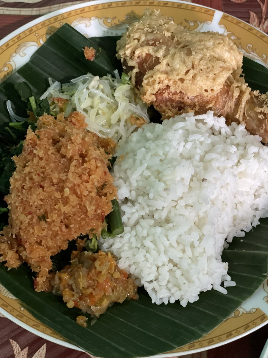 Ariefboediman's tweet photo. Spot prasmanan yg umurnya sudah 100 thn lebih ini masih ruame, sudah generasi ke 3 tapi banyak yang bilang dari segi rasa masih konsisten. Uniknya kt ambil antrian terlebih dahulu sebelum memilih menu, dan prasmanan ini jadi salah satu destinasi wisata sekitar malioboro #kulyog https://t.co/DQRI2zw2L0