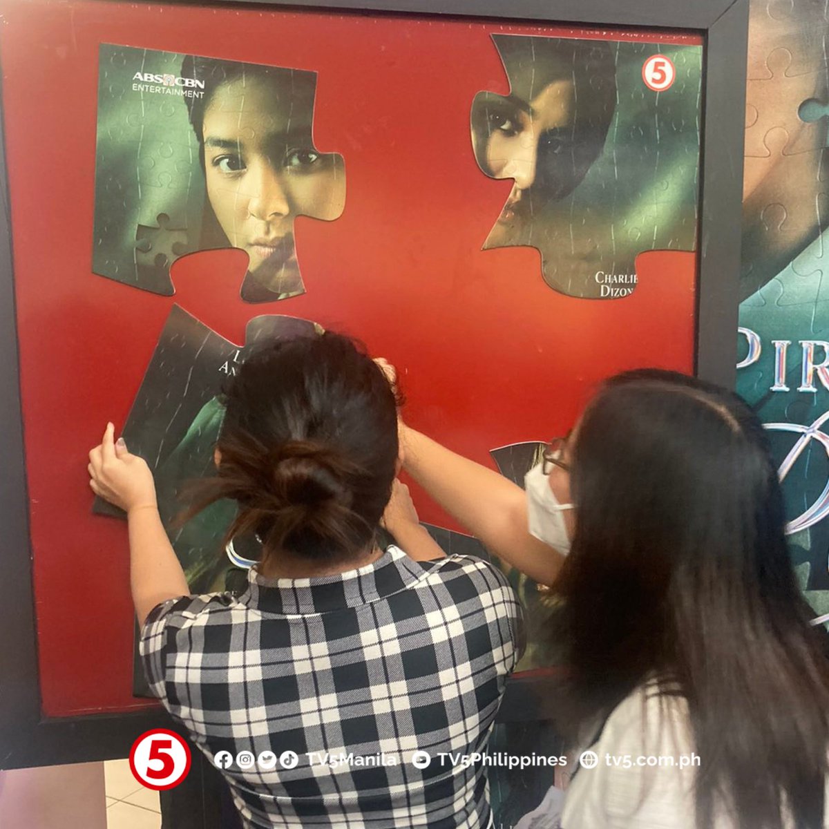TV5manila's tweet photo. LOOK | Ilang fans ang enjoy sa mga games habang naghihintay sa #TV5KapatidCaravan ng #PiraPirasongParaiso 🧩 at #NagAapoyNaDamdamin ngayong araw! ❤️‍🔥 

Sugod na sa SM Novaliches, mga Kapatid! 

#TV5xABS #DreamscapePH #JRBCreativeProd
#HaponChampionTV5
#IBAngSayaPagSamaSama https://t.co/x4FH3WafH3
