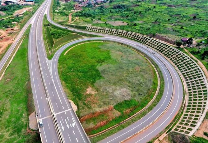 de_enginiya's tweet photo. DRIVING SAFELY ON THE ENTEBBE EXPRESSWAY!
Hello Ugandans, a common misconception is that the left lane on the expressway is for slow cars and the right lane for fast moving cars, WRONG! https://t.co/XaI2wcQ9JR