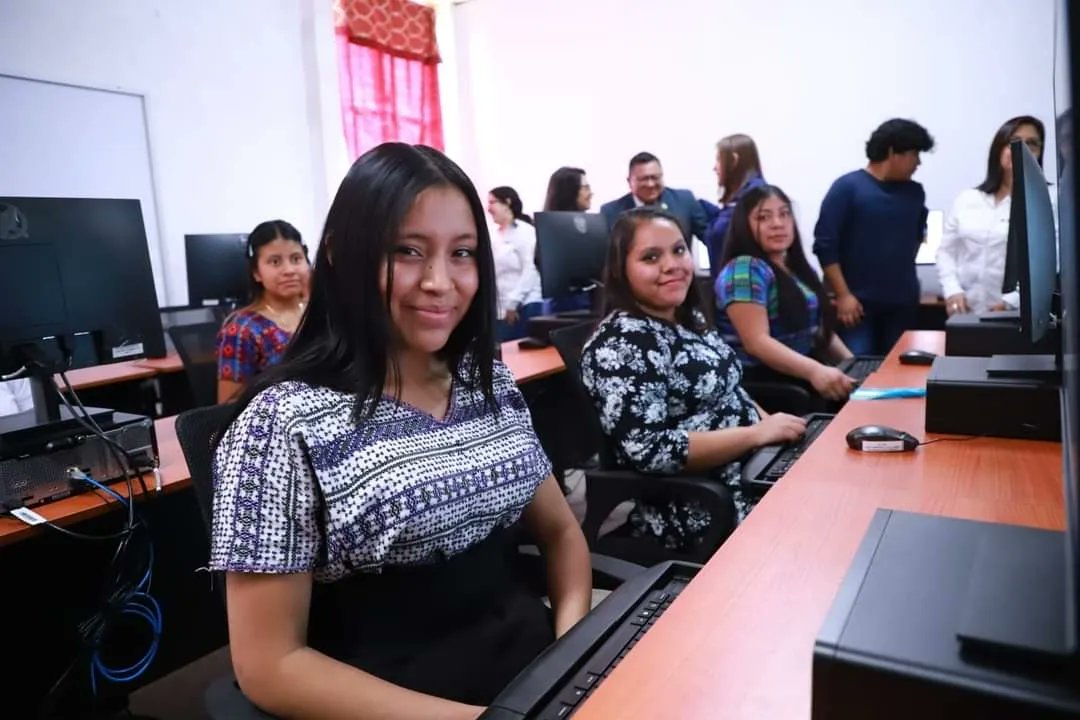MineducGT's tweet photo. Los Entornos Virtuales de Aprendizaje #EVA, como el de Chimaltenango, son atendidos por técnicos del Programa Nacional de Educación Alternativa #Pronea, y garantizan una experiencia de aprendizaje adaptada a las necesidades de la comunidad educativa. #Mineduc #CumpliéndoleAGuate https://t.co/pxPOKh635W