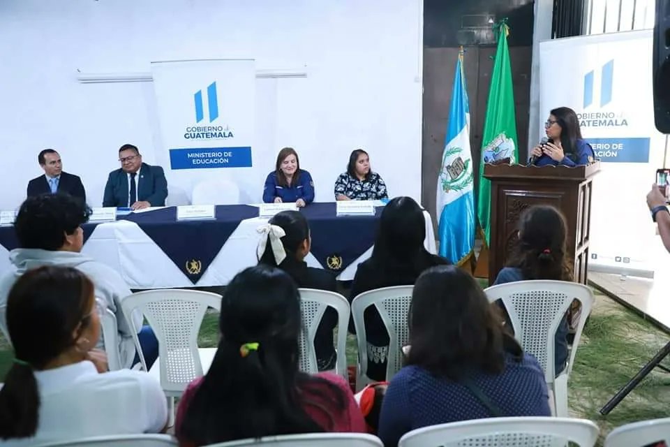 MineducGT's tweet photo. Los Entornos Virtuales de Aprendizaje #EVA, como el de Chimaltenango, son atendidos por técnicos del Programa Nacional de Educación Alternativa #Pronea, y garantizan una experiencia de aprendizaje adaptada a las necesidades de la comunidad educativa. #Mineduc #CumpliéndoleAGuate https://t.co/pxPOKh635W